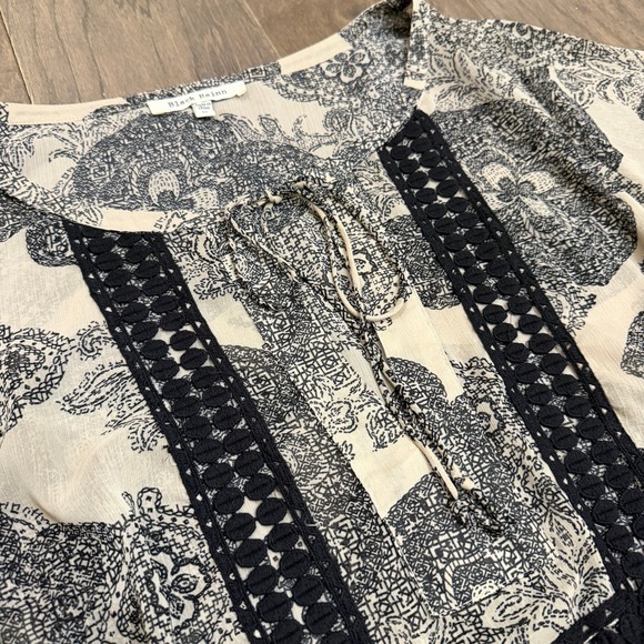 Black Rainn Women's 2X Beige Black Paisley Print Peplum Top Lace Trim Tie Neck - Picture 3 of 7